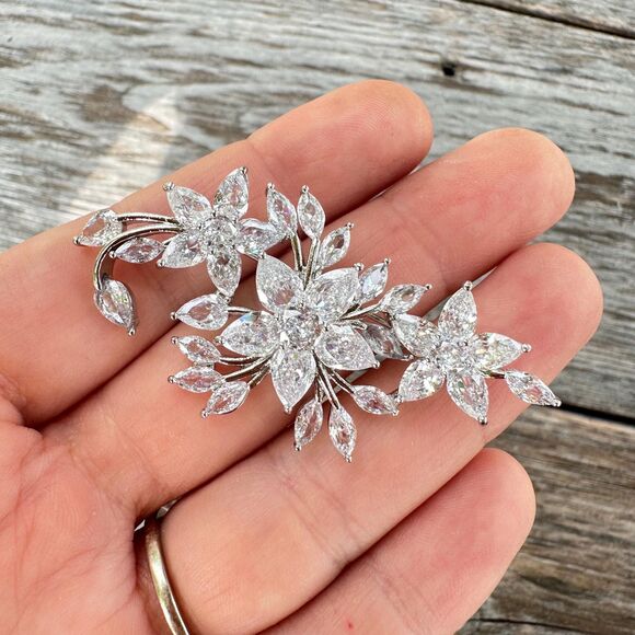 Vintage Jewelry Gorgeous White Floral Brooch Pin Flower Brooch Clear Rhinestone - Picture 1 of 3